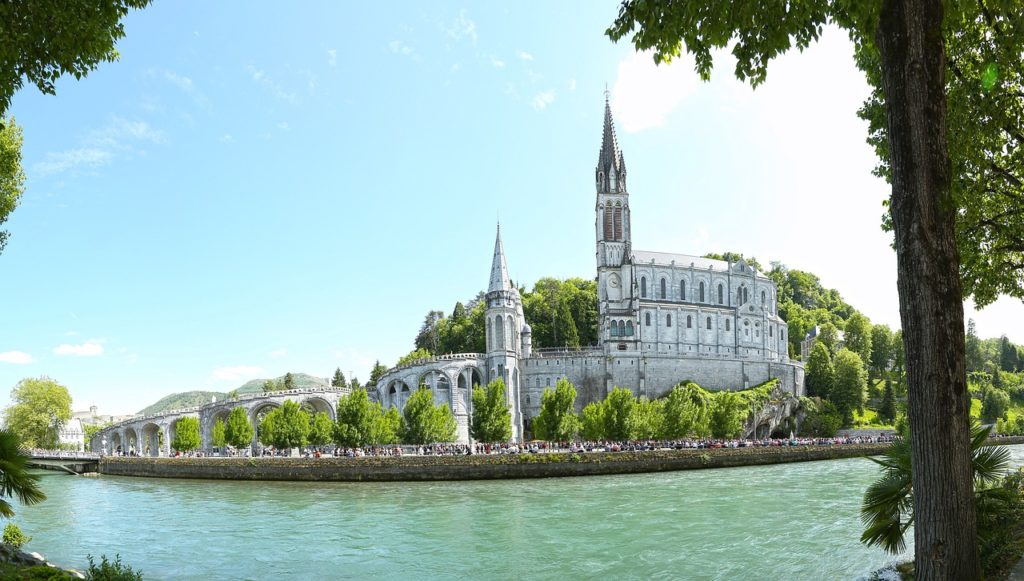 Lieu Saint de Lourdes : Un Sanctuaire Énergétique de Guérison